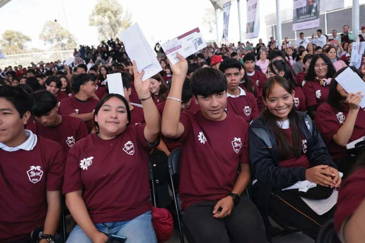 También deberá proporcionar la documentación requerida para acompañar al estudiante durante el proceso de entrega de la tarjeta bancaria. Cuartoscuro.