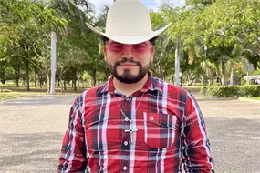 Es el pasaporte para entrar: reviven entrevista de C&eacute;sar Gast&eacute;lum sobre el uso del sombrero en Culiac&aacute;n