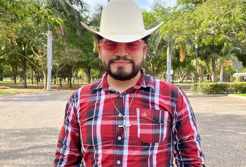 Es el pasaporte para entrar: reviven entrevista de César Gastélum sobre el uso del sombrero en Culiacán Es el pasaporte para entrar: reviven entrevista de César Gastélum sobre el uso del sombrero en Culiacán