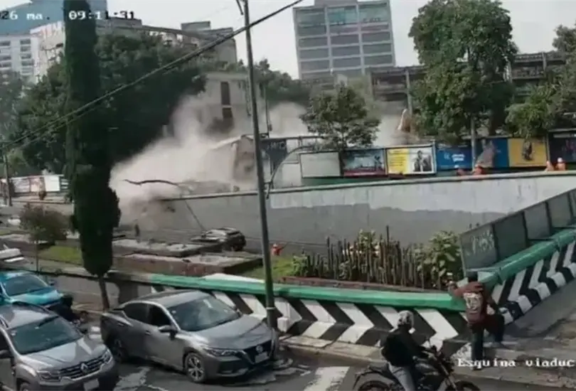 Video del derrumbe de un edificio de cuatro pisos en Viaducto Miguel Alemán muestra el momento exacto en que la estructura colapsó. Video del derrumbe de un edificio de cuatro pisos en Viaducto Miguel Alemán muestra el momento exacto en que la estructura colapsó.