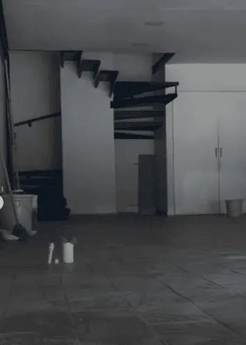 Personal fue observado realizando labores en el interior, entre ellas trabajos relacionados con pintura y acondicionamiento del inmueble. RRSS.