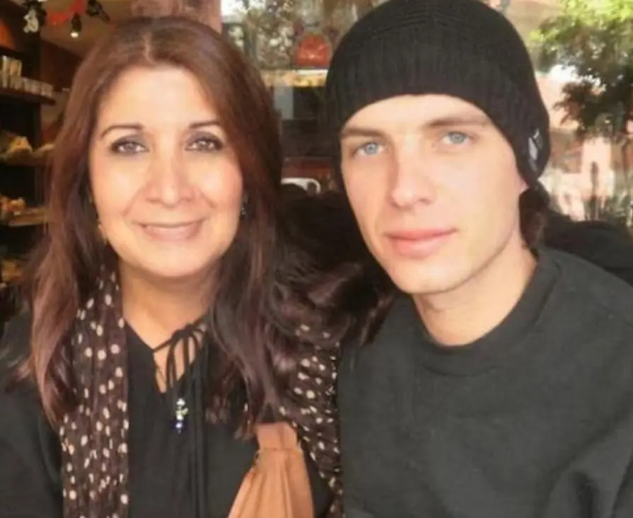 Su madre, Lourdes Ornelas, era una mexicana que trabajaba en la oficina que representaba a Camilo Sesto cuando ambos tuvieron contacto.
