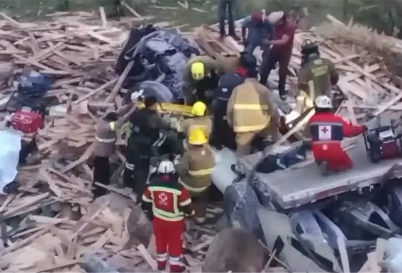 Así rescataron con vida a copiloto atrapado tras brutal accidente en la Durango-Mazatlán Así rescataron con vida a copiloto atrapado tras brutal accidente en la Durango-Mazatlán