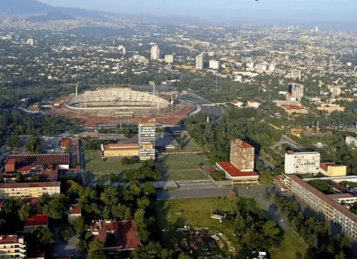 La controversia surgió porque el intérprete afirmó que podría ingresar directamente debido a que su preparatoria está vinculada académicamente con la UNAM. RRSS.