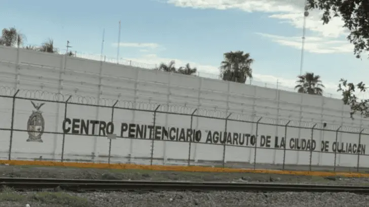 Personal de la Fiscalía acudió al lugar donde fue encontrado el cuerpo para realizar las diligencias correspondientes, recabar indicios y comenzar con la investigación del homicidio. RRSS.