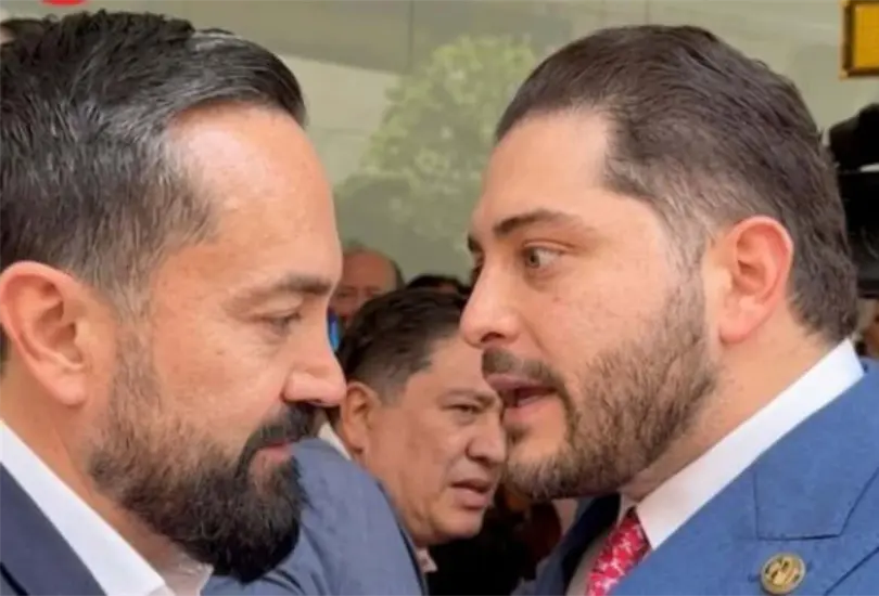 Arturo Ávila y Carlos Gutiérrez Mancilla protagonizaron un pleito en el Senado. Te contamos quiénes son, qué cargos ocupan y las polémicas que han enfrentado. Arturo Ávila y Carlos Gutiérrez Mancilla protagonizaron un pleito en el Senado. Te contamos quiénes son, qué cargos ocupan y las polémicas que han enfrentado.