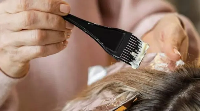 El precio de Miss Clairol puede ser inferior a 50 pesos, aunque el costo depende del establecimiento, el tono y la disponibilidad. Especial