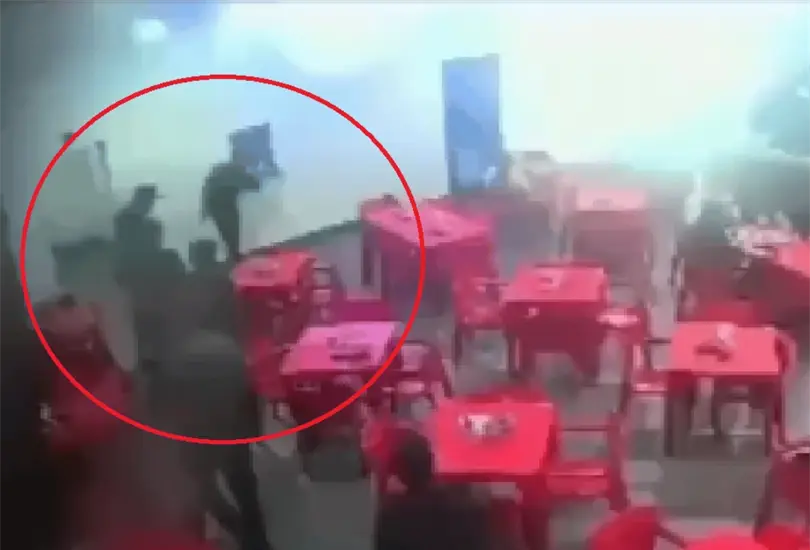 El material permite observar a varios comensales sentados en distintas mesas mientras trabajadores atendían el negocio. El material permite observar a varios comensales sentados en distintas mesas mientras trabajadores atendían el negocio.