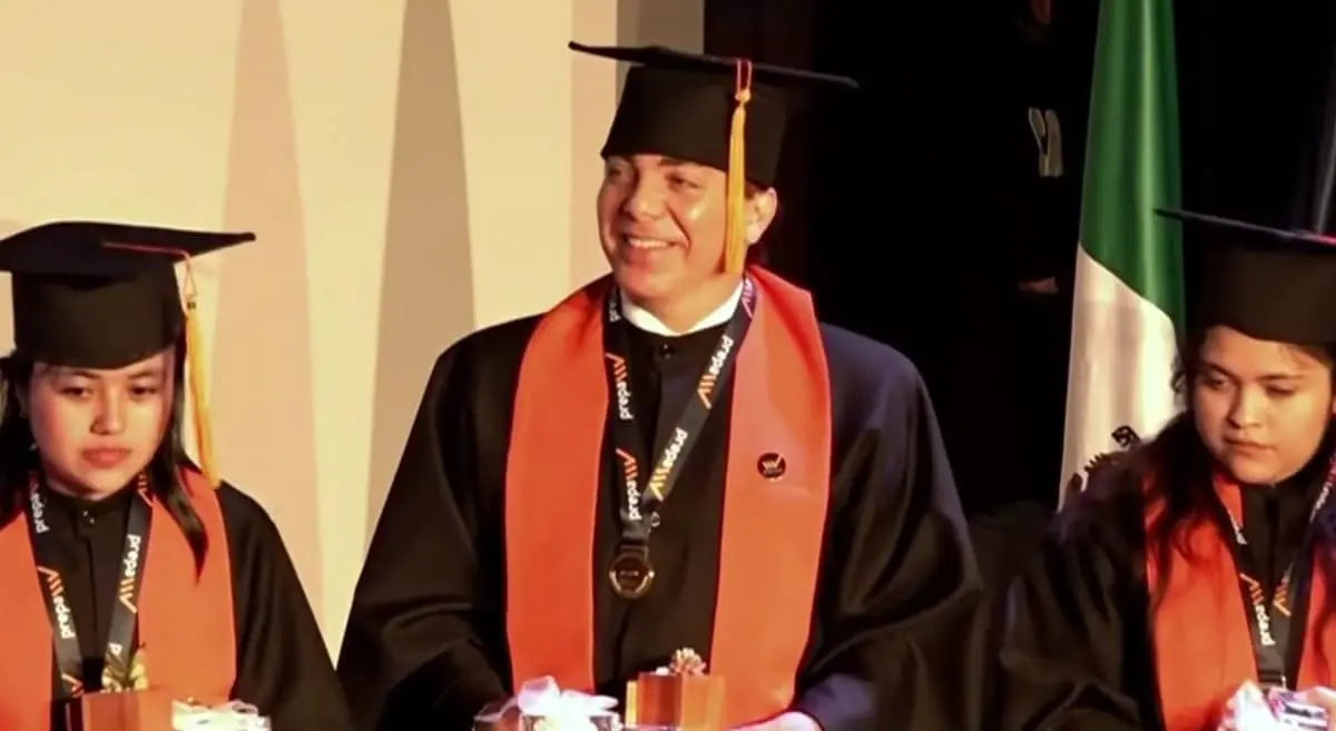 Cristian Castro en su graduación Redes sociales