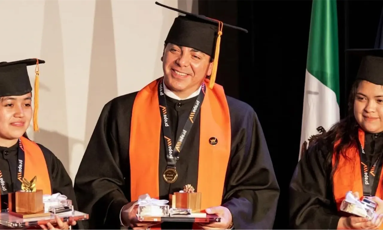  Cristian Castro en su graduación 
