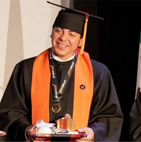 Cristian Castro sufre crisis de salud durante su graduaci&oacute;n de la prepa
