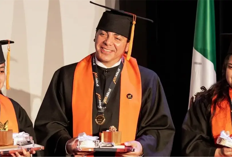 Cristian Castro en su graduación Cristian Castro en su graduación