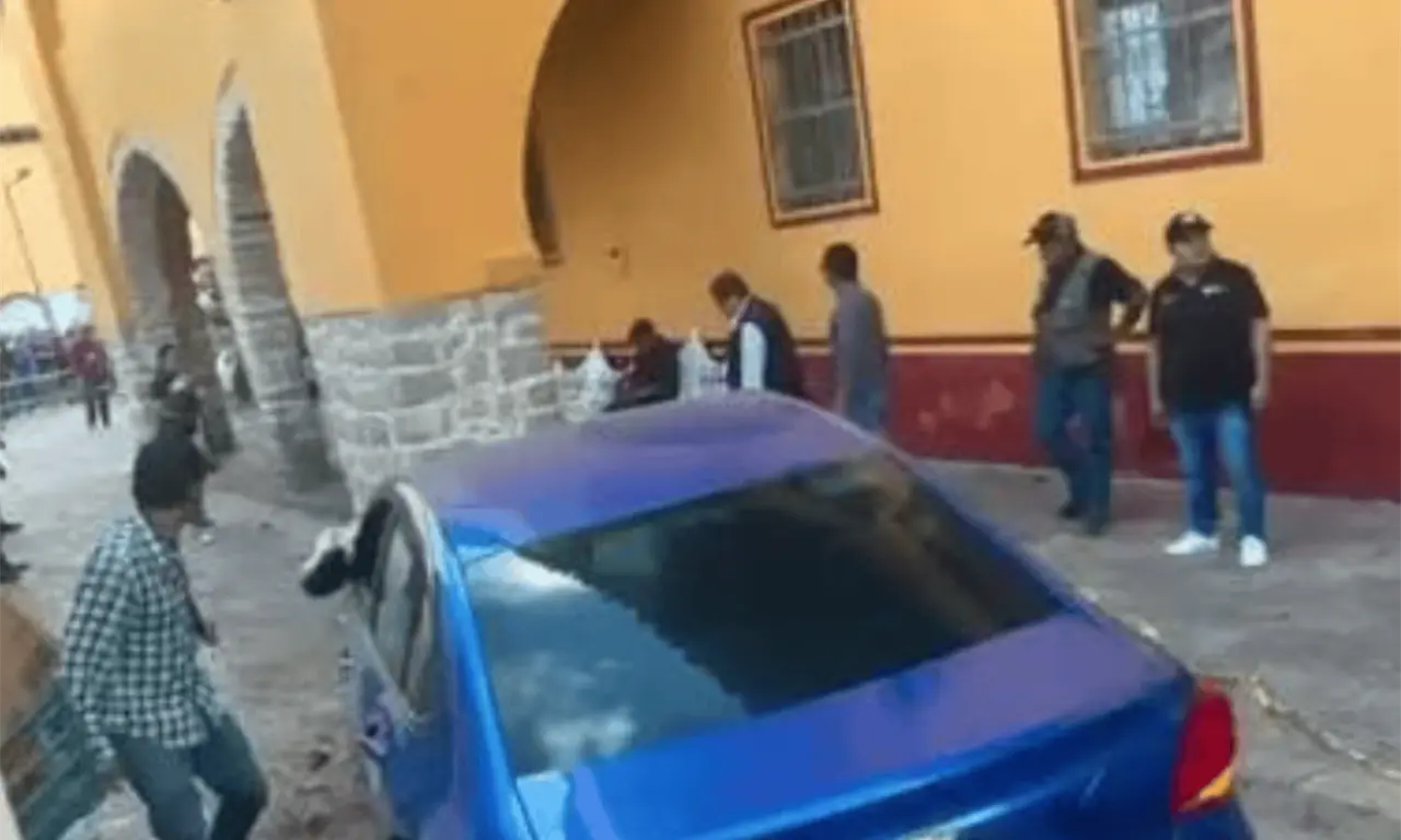  El vehículo quedó bajo resguardo de las autoridades y el conductor fue detenido después del incidente. 