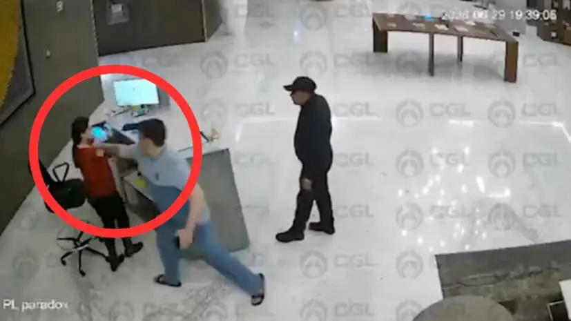 Las cámaras de seguridad del inmueble captaron la violenta agresión contra una recepcionista en Santa Fe Especial