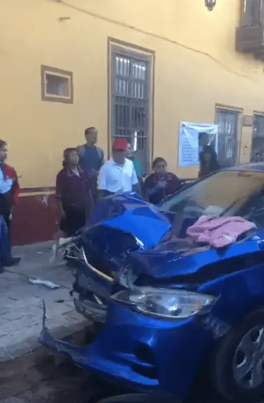 Sobre el cofre del vehículo se observa además una sudadera de color rosa, que presuntamente habría pertenecido a una de las personas alcanzadas durante el atropellamiento. RRSS.