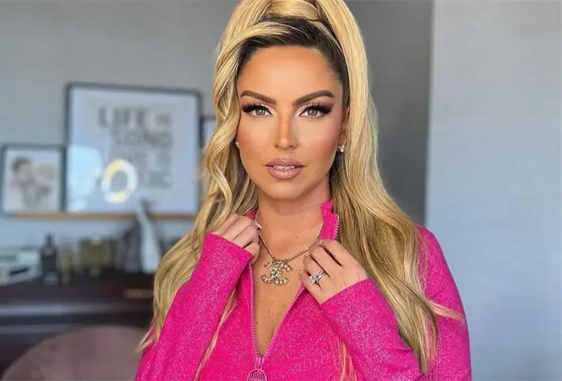 Karla Díaz, conocida por su trayectoria con el grupo Jeans y por conducir el programa "Pinky Promise", vive con su esposo, el cantante y productor Dany Dayz, en un lujoso departamento ubicado en la Ciudad de México. Karla Díaz, conocida por su trayectoria con el grupo Jeans y por conducir el programa "Pinky Promise", vive con su esposo, el cantante y productor Dany Dayz, en un lujoso departamento ubicado en la Ciudad de México.