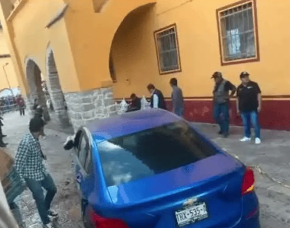 Las autoridades comenzaron la valoración de los lesionados pocos minutos después del ingreso del vehículo al andador y posteriormente realizaron los traslados al Hospital General de Zacatlán. RRSS.