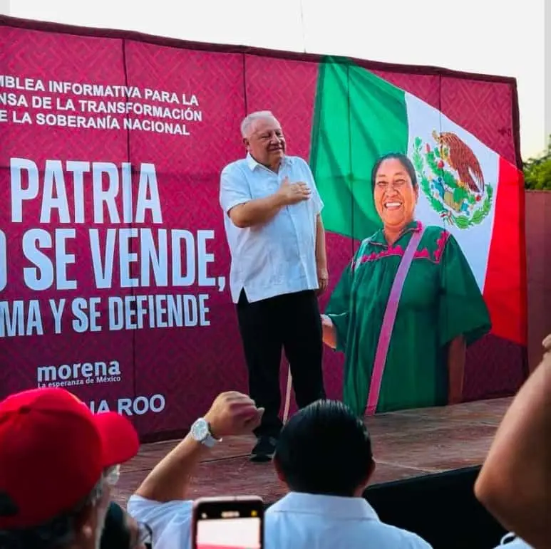 Rafael Marín Mollinedo durante su visita a Cozumel, donde se reunió con comerciantes y artesanos. Especial