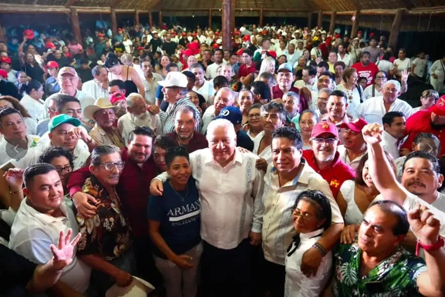 Rafael Marín Mollinedo durante sus encuentros con comerciantes y trabajadores en Playa del Carmen. Especial