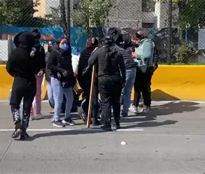 Motociclista embiste a dos manifestantes en Circuito Interior; inconformes lo golpean tras atropellamiento