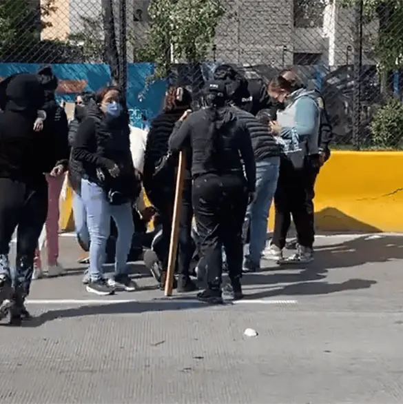 Motociclista embiste a dos manifestantes en Circuito Interior; inconformes lo golpean tras atropellamiento