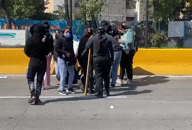 Motociclista embiste a dos manifestantes en Circuito Interior