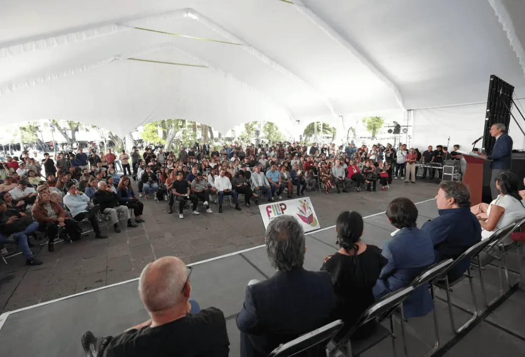 Durante el primer día de actividades, los escritores Xavier Velasco y Benito Taibo participaron en encuentros con el público en el Zócalo de Puebla. RRSS.