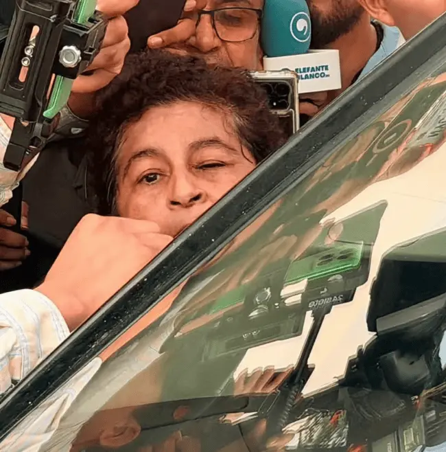 De acuerdo con la información difundida posteriormente, la mujer fue identificada como Laura Verónica, una ciudadana que mantiene un conflicto relacionado con un terreno en Tampico. RRSS.