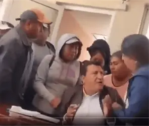 As&iacute; fue como pobladores sacaron a golpes y empujones al alcalde de San Salvador, Hidalgo