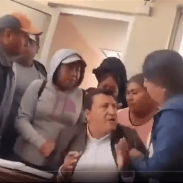 As&iacute; fue como pobladores sacaron a golpes y empujones al alcalde de San Salvador, Hidalgo