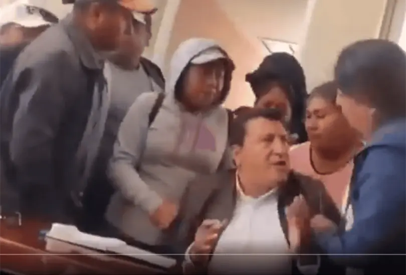 Las imágenes permiten observar cómo los inconformes rodean a Norberto Martínez y lo hacen levantarse de su lugar. Las imágenes permiten observar cómo los inconformes rodean a Norberto Martínez y lo hacen levantarse de su lugar.