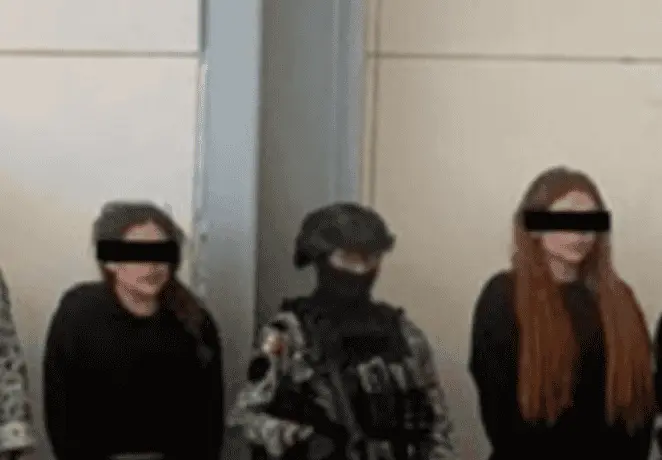 Marisol (derecha) es la hija detenida del Especial.