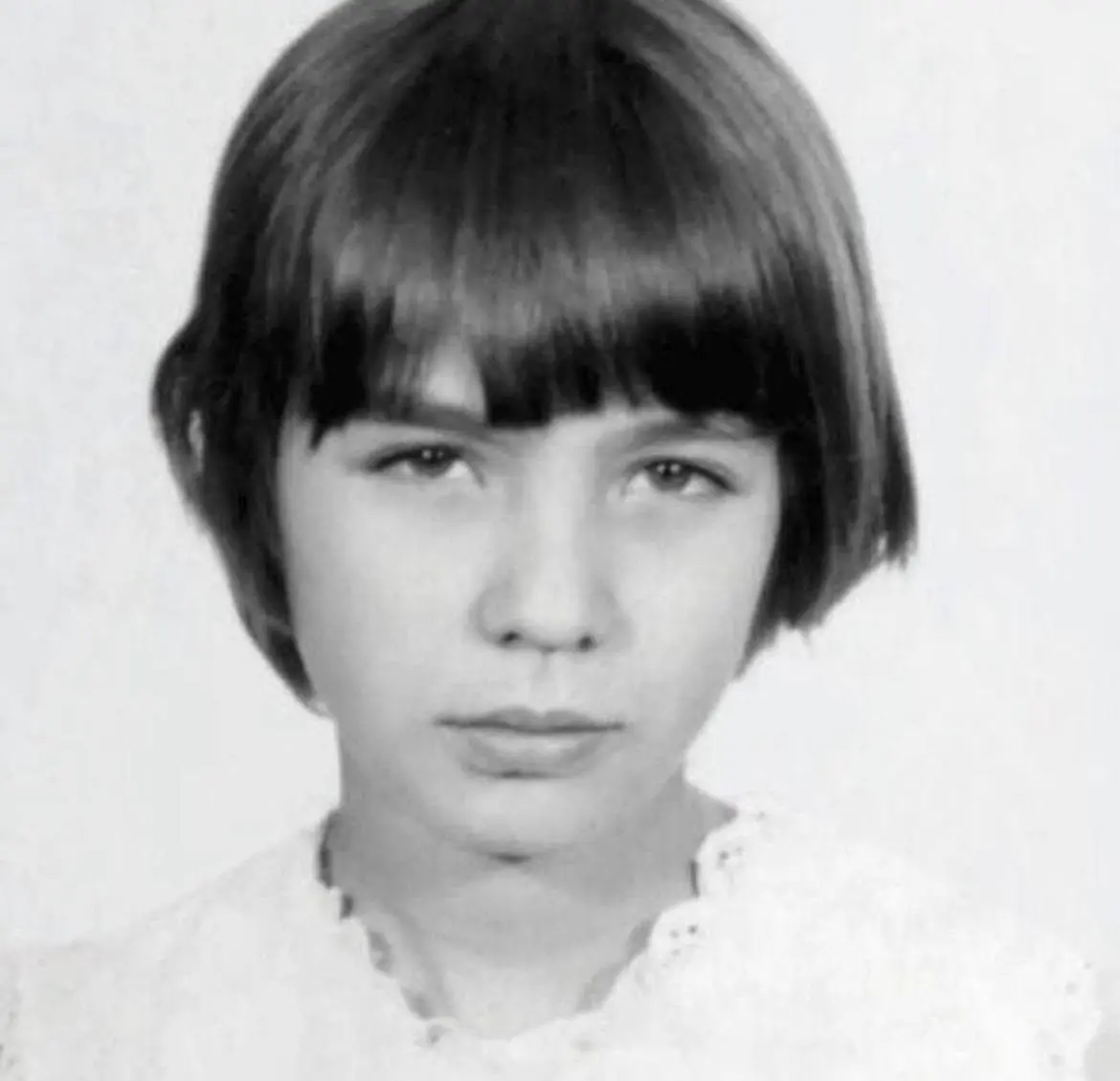María del Consuelo Dussauge Calzada nació el 11 de enero de 1969 en Parral, Chihuahua, en una familia con raíces artísticas por parte de ambos padres.