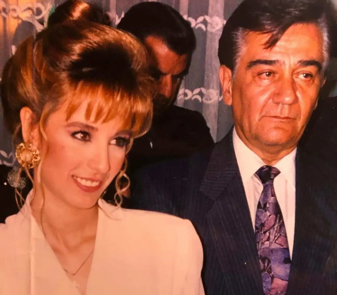 Su primera aparición en televisión se dio en 1986, cuando participó en el programa juvenil 'XE-TU'.<br>