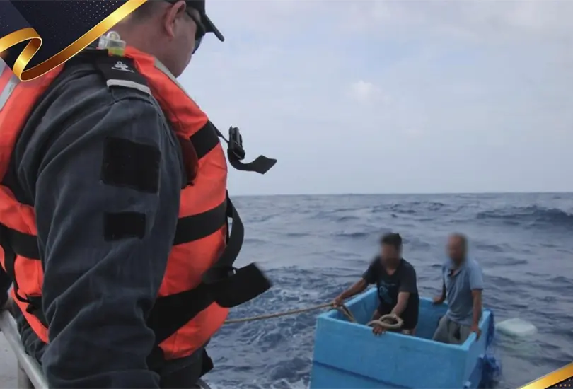 Marina rescata a pescadores que sobrevivieron 5 días a la deriva sobre una hielera Marina rescata a pescadores que sobrevivieron 5 días a la deriva sobre una hielera