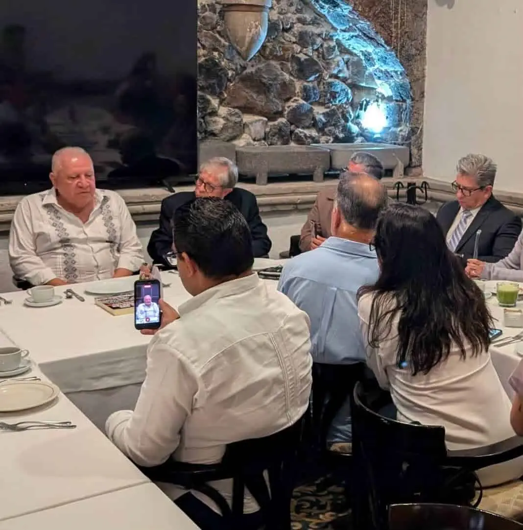 Rafael Marín Mollinedo se reúne con dos periodistas y comparte reflexiones sobre el rumbo de México. FB: Rafael Marín.