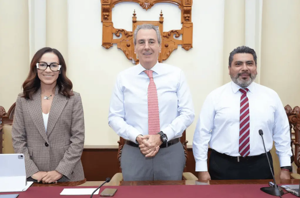 El Ayuntamiento de Puebla aprobó una serie de acuerdos relacionados con salud, derechos humanos, vivienda, finanzas municipales y prestaciones para trabajadores, como parte de las acciones impulsadas por el gobierno encabezado por el presidente municipal Pepe Chedraui. Gobierno de Puebla.