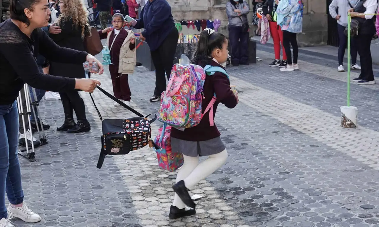  Para preescolar, primaria y secundaria contempla 185 días de actividades escolares, mientras que para educación normal establece un periodo de 190 días. 
