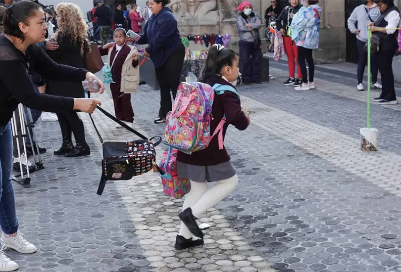 Para preescolar, primaria y secundaria contempla 185 días de actividades escolares, mientras que para educación normal establece un periodo de 190 días.