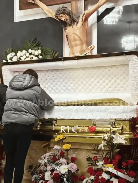 En algunas de ellas aparecen arreglos florales, asistentes y elementos vinculados con el homenaje realizado después de su muerte. RRSS.