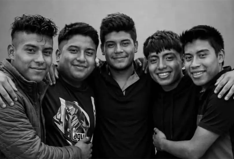 Sus familias y vecinos les dieron el último adiós entre música de banda y flores, mientras exigen que las autoridades esclarezcan el caso. Sus familias y vecinos les dieron el último adiós entre música de banda y flores, mientras exigen que las autoridades esclarezcan el caso.