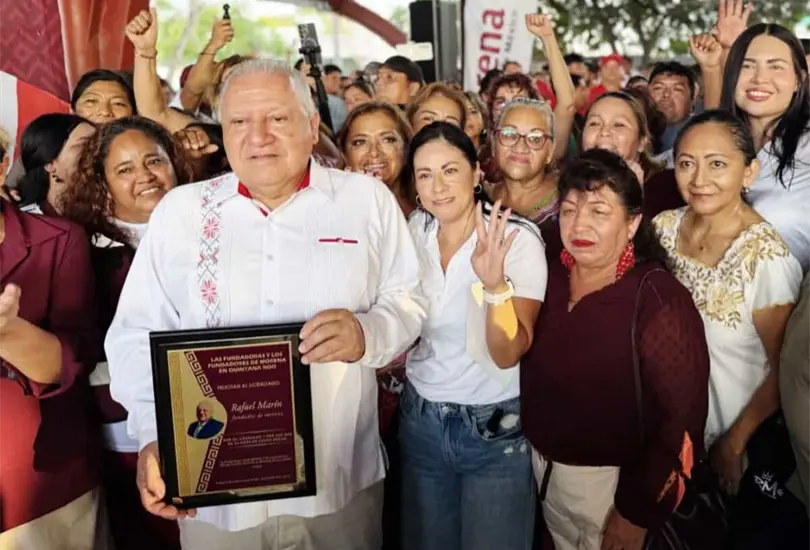 El político recibió el reconocimiento y llamó a mantener la unidad y el trabajo cercano con la ciudadanía. El político recibió el reconocimiento y llamó a mantener la unidad y el trabajo cercano con la ciudadanía.