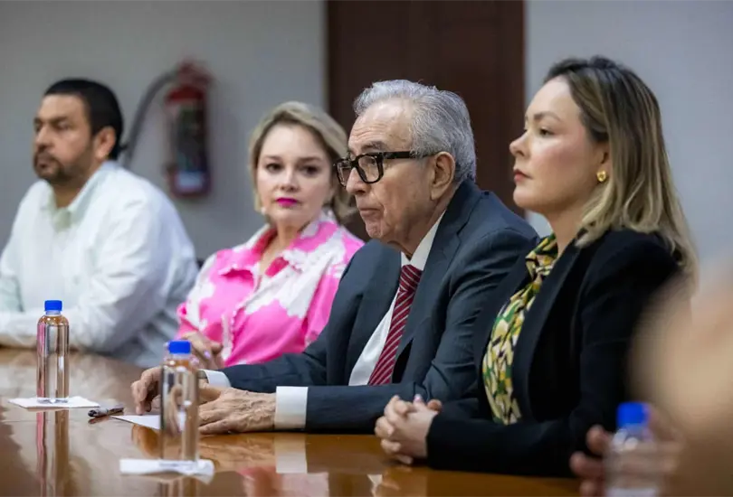 Rubén Rocha Moya volvió a pedir licencia. Rubén Rocha Moya volvió a pedir licencia.