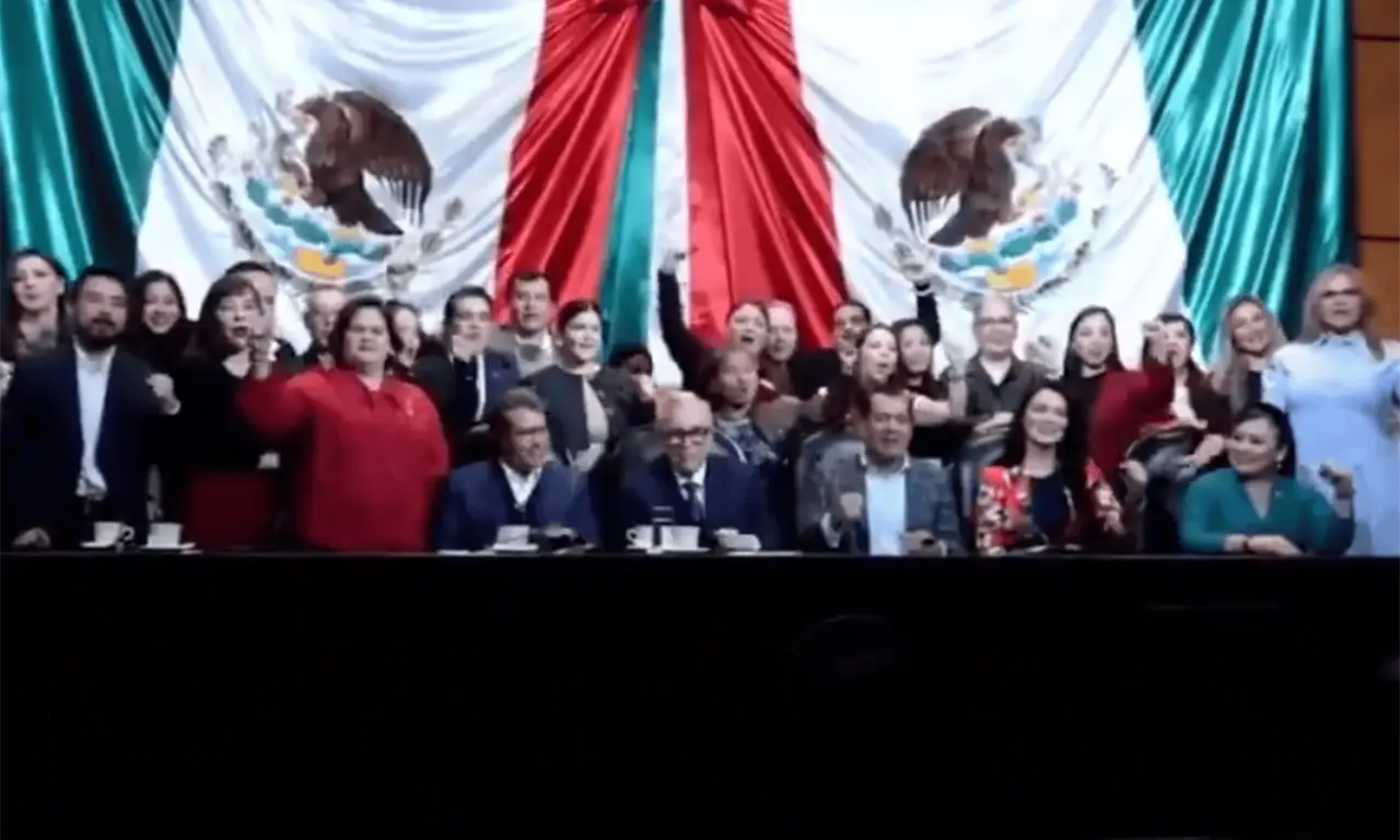  En la escena de 2024, legisladores morenistas rodearon al gobernador y corearon en varias ocasiones: “¡No estás solo!”, “¡no estás solo!”. 