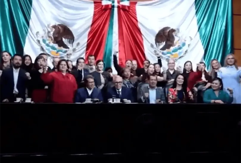 En la escena de 2024, legisladores morenistas rodearon al gobernador y corearon en varias ocasiones: "¡No estás solo!", "¡no estás solo!". En la escena de 2024, legisladores morenistas rodearon al gobernador y corearon en varias ocasiones: "¡No estás solo!", "¡no estás solo!".