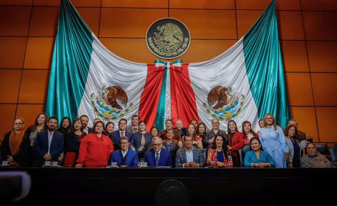 El gobernador que en 2024 fue recibido con un coro de "¡No estás solo!" por legisladores de Morena terminó enfrentando el deslinde de su propio partido cuando decidió regresar al cargo. RRSS.