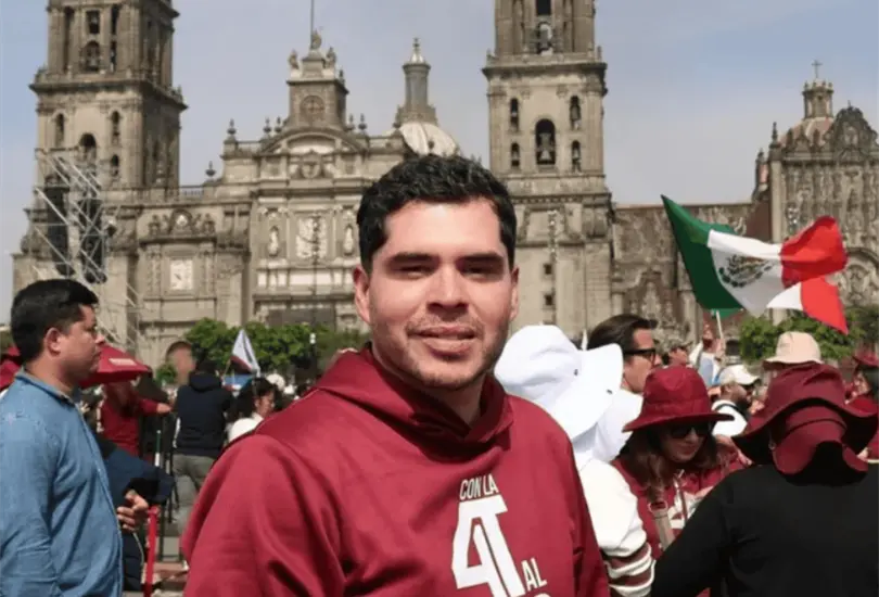 Durante los meses previos a su desaparición, el exfuncionario fue señalado en distintas narcomantas por presuntos vínculos con grupos criminales.