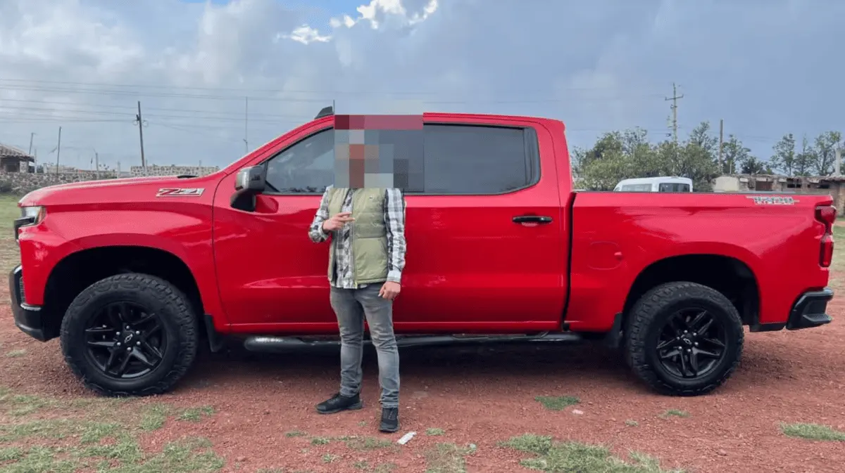 La camioneta Chevrolet roja en la que viajaban los tres jóvenes fue localizada abandonada en la comunidad de Villa Cuauhtémoc. Especial