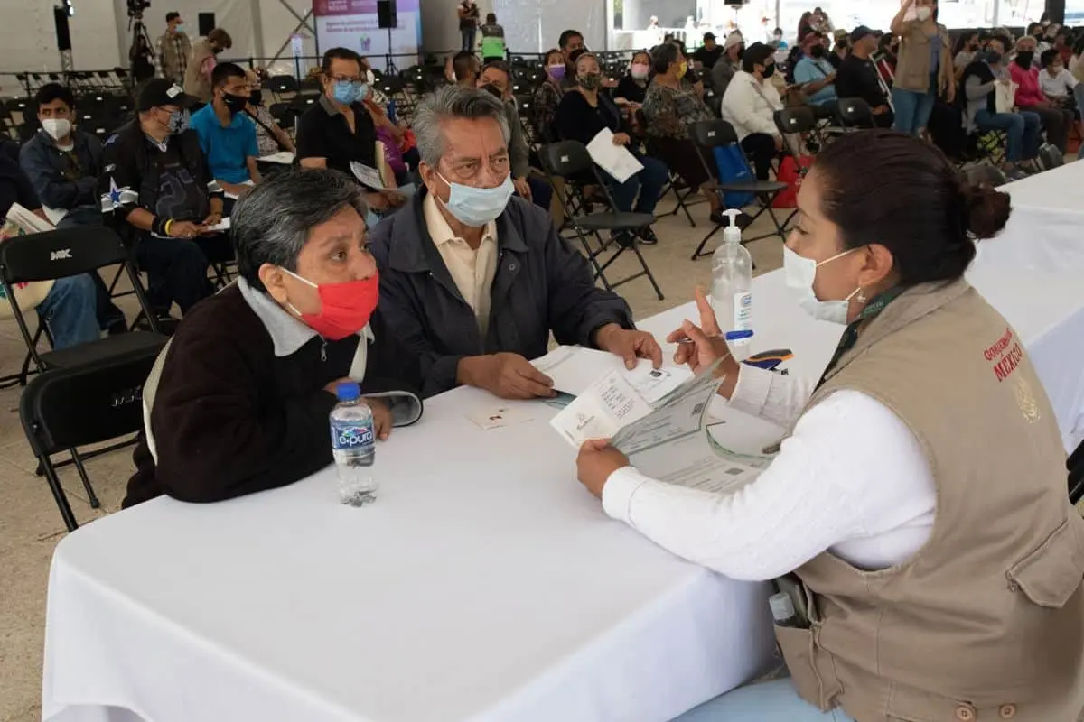 El programa entrega 3 mil 300 pesos bimestrales mediante la Tarjeta del Banco del Bienestar. El dinero se deposita directamente en la cuenta del beneficiario, sin intermediarios. Cuartoscuro.