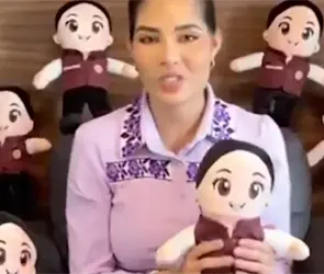 &iquest;Campa&ntilde;a disfrazada? Geraldine Ponce reparte mu&ntilde;ecas con su imagen y desata pol&eacute;mica